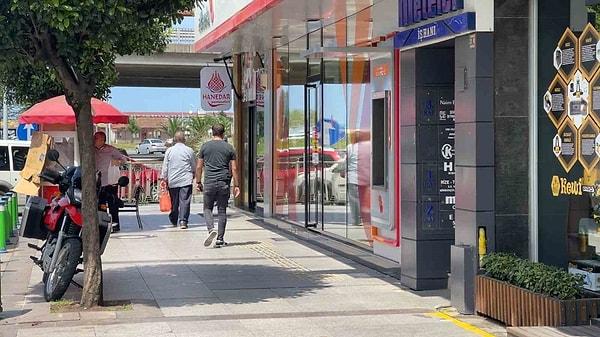 Rize'de bir vatandaş Yeniköy Mahallesi Tevfik İleri Caddesi üzerinde bulunan bir özel bankanın kapısına bisikletini kilitleyip oradan uzaklaştı.