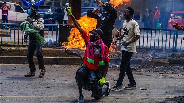 Kenya'da hükümetin vergilerin artırılması yönündeki adımına karşı sokaklara çıkan binlerce kişi, başkent Nairobi'deki parlamento binasını basmıştı.