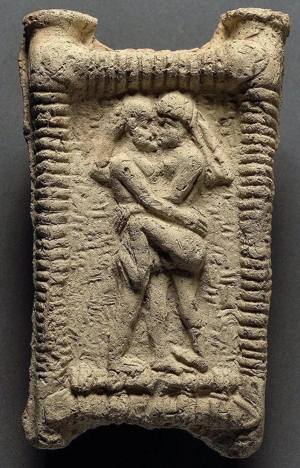 12. Öpüşen bir çifti gösteren plaket. (Babil, Irak, M.Ö 1800)