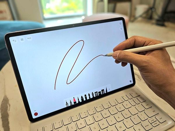 PaperMatte ekranı ve diğer tabletlere kıyasla kolay kullanılan kalemi ile Huawei Matepad 11.5S hayatınızı kolaylaştıracak!