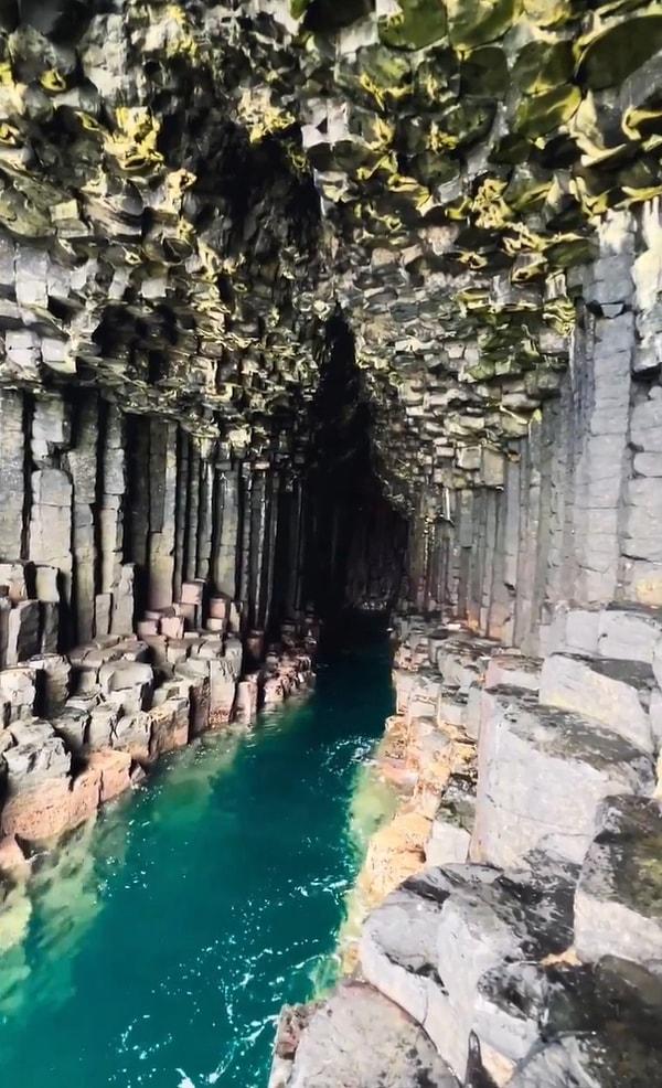 İskoçya'nın ıssız Staffa adasında bulunan Fingal's Cave, eşsiz ve gizemli altıgen bazalt sütunlarıyla ünlüdür.
