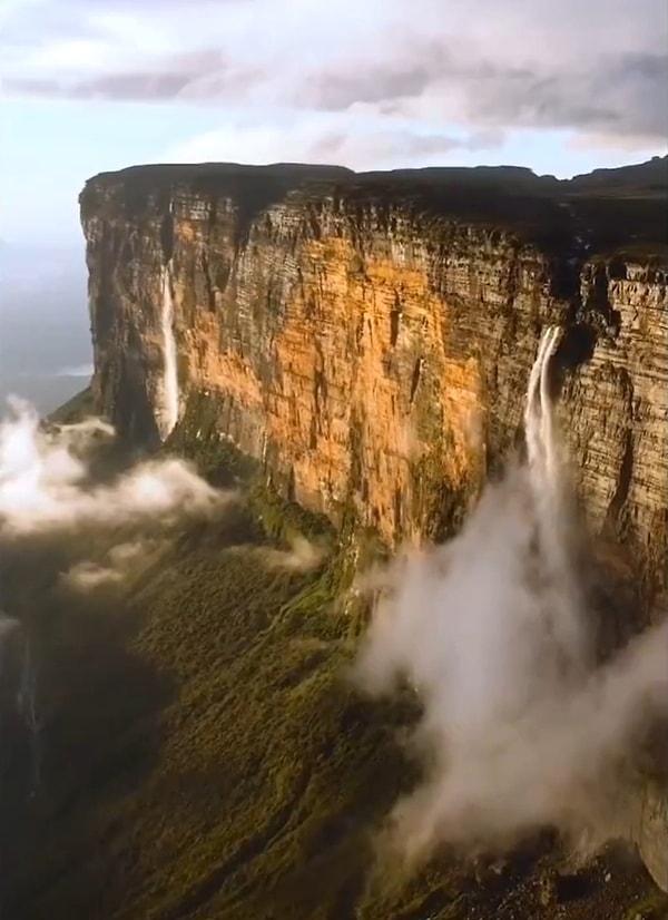 Venezuela'daki Roraima Dağı, dev bir masayı andıran benzersiz, düz tepeli şekliyle ünlüdür.