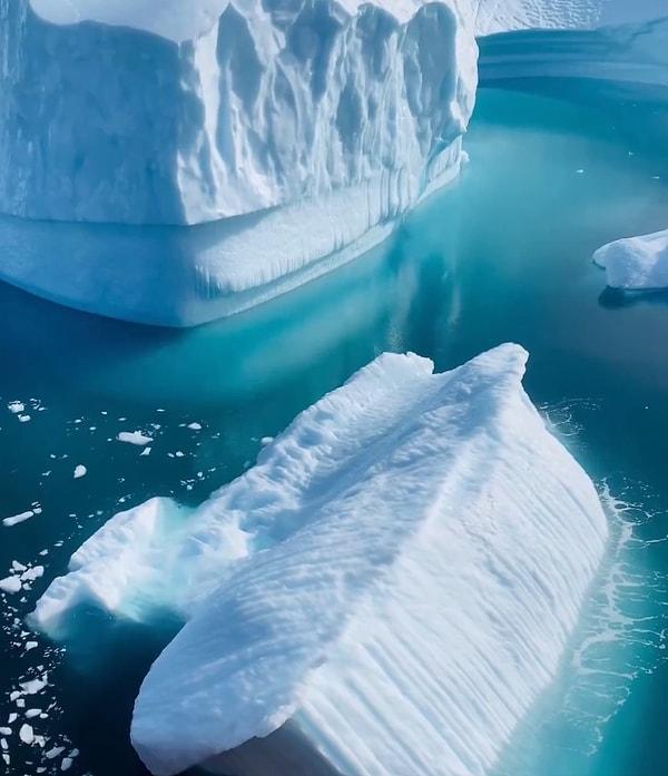2. Grönland'ın yaklaşık %80'i buzla kaplıdır. Bu buzullar değişen iklime karşı son derece savunmasızdır ve hem sıcak hava hem de yükselen okyanus sıcaklıkları buz örtüsünün çekilmesine neden olmaktadır.