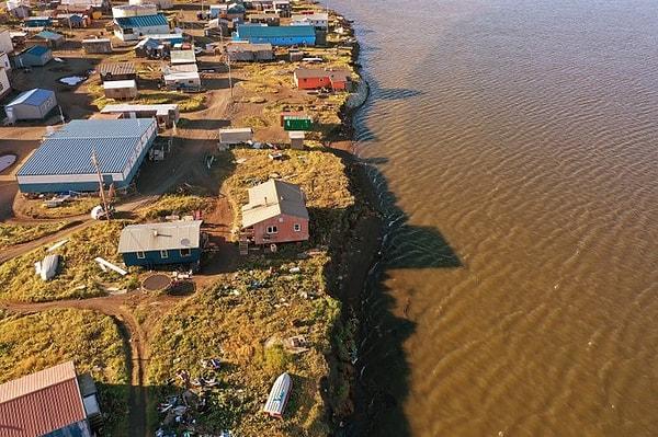6. Kuzey Buz Denizi'ndeki Alaska'nın Kivalina köyünde yaşayanlar şiddetli sel felaketi nedeniyle evlerinden olma riskiyle karşı karşıya.