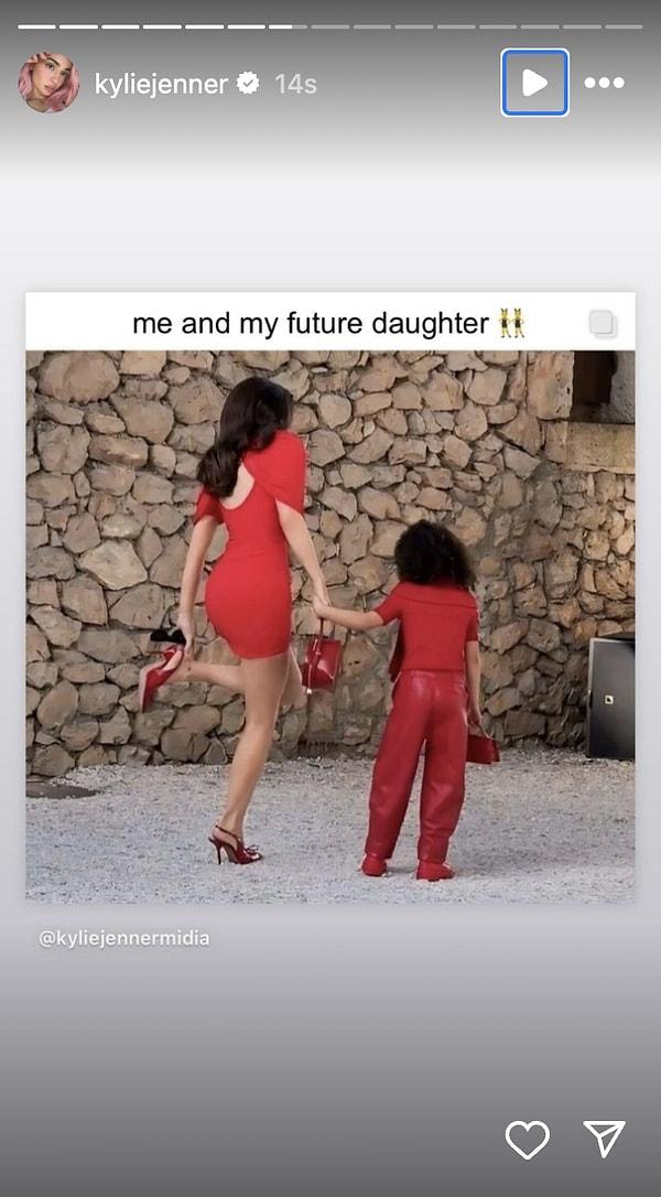 Kylie Jenner kızıyla fotoğrafını paylaştı.
