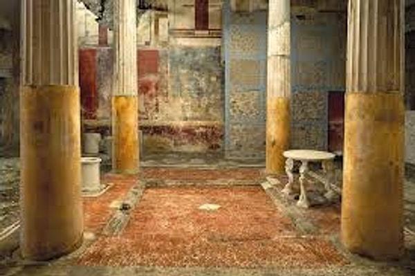 Bir turist, Pompeii’de geç Samnit döneminden kalan eşsiz konut mimarilerinden biri olan Ceii Evi'ne 'ALİ' ismini kazıdı!
