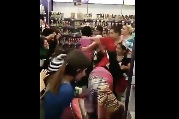 Bir mağazada kadınlar saç saça kavga etti. Olaya kimse müdahale edemedi.