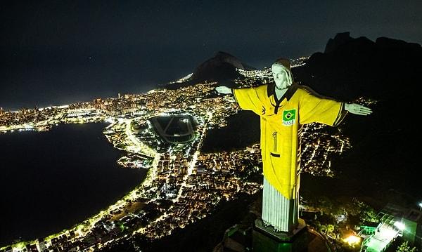 Ülkenin en turistik şehri Rio de Janeiro'nun simgelerinden 'Kurtarıcı İsa Heykeli'ne Olimpiyatlar'da giyecekleri Brezilya formasını giydiren Brezilya, sosyal medya kullanıcılarını şaşırtmayı başardı.