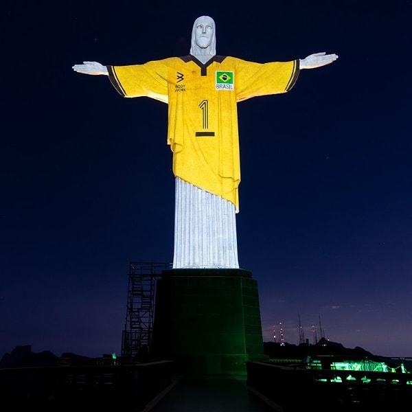 Koskoca heykele giydirilen dev formayla "Paris'e hazırız" mesajı veren Brezilyalılar bizleri de yorumlarda buluşturdu. Ama elbette her zamanki gibi Brezilyalılar da bize salça olmayı ihmal etmedi!