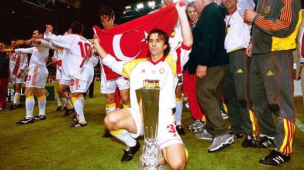 Galatasaray'ın efsane defans oyuncusu Bülent Korkmaz, takımın UEFA Kupası ve Süper Kupa zaferlerinde de forma giyen, kilit oyunculardan biriydi.