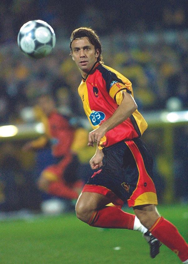 Başarılarla geçen futbol kariyerinde liderliğiyle Sarı-Kırmızılıların başarısında her daim en büyük pay sahibi isimlerin başında geliyordu. Korkmaz, tam 430 kez formasını giydiği Galatasaray'da 15 gol kaydetmişti.