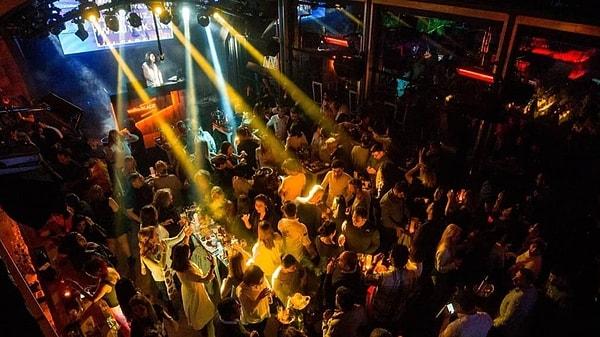 “Geçen hafta Bodrum merkezdeki 450 kişilik bir gece kulübü ‘müşteri yok’ diye erkenden kapattı. Bazı lüks oteller personel çıkarmaya başladı.”