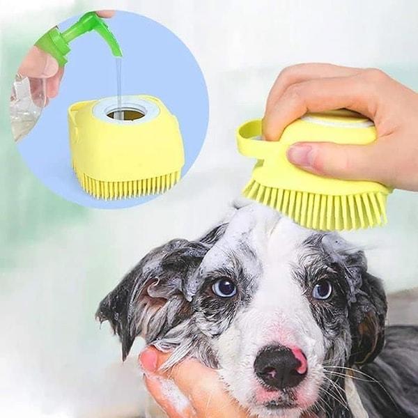 13. Köpeğinizin banyodan keyif almasını sağlayacak masaj yapan hazneli yıkama fırçası.