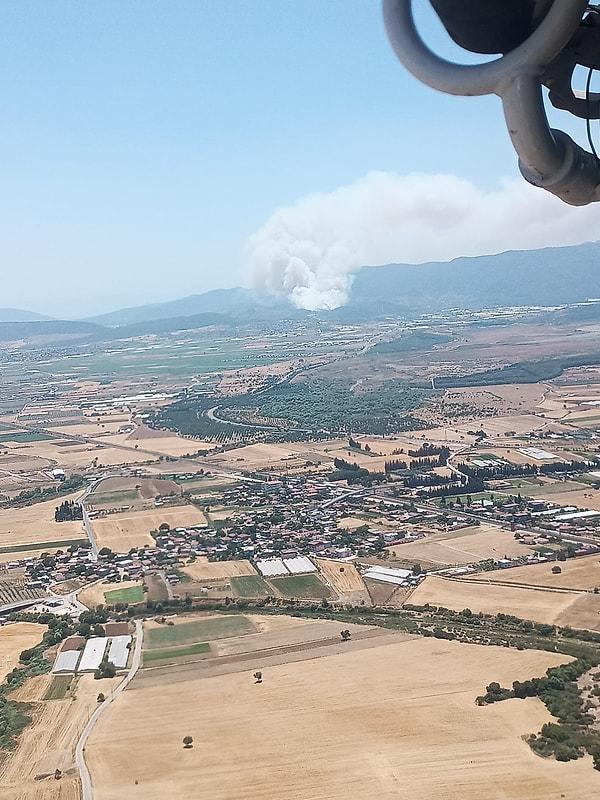 Henüz bilinmeyen bir sebeple başlayan yangına İzmir Orman Bölge Müdürlüğü ekipleri; 4 uçak, 8 helikopter, 25 arazöz, 6 su ikmal ve 4 dozer aracı ile müdahale ediyor.