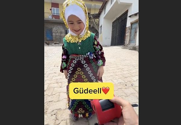 Sivas'ta bir fotoğrafçı, yöresel kıyafetleriyle fotoğrafını çektiği minik kıza hediyeler de götürdü.