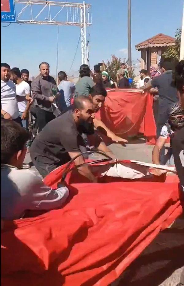 Suriye'de, Türk vatandaşlarına ait araçlara saldırılar düzenlendi, Türk bayrakları indirilerek yırtıldı ve yakıldı.
