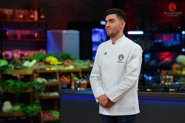 Yarışmayı üçüncü olarak tamamlamayı başaran Ayaz, hem nasıl aşçı olduğunu hem de "kanatçı" restoranını açmasındaki Mehmet Şef etkisini anlattı.