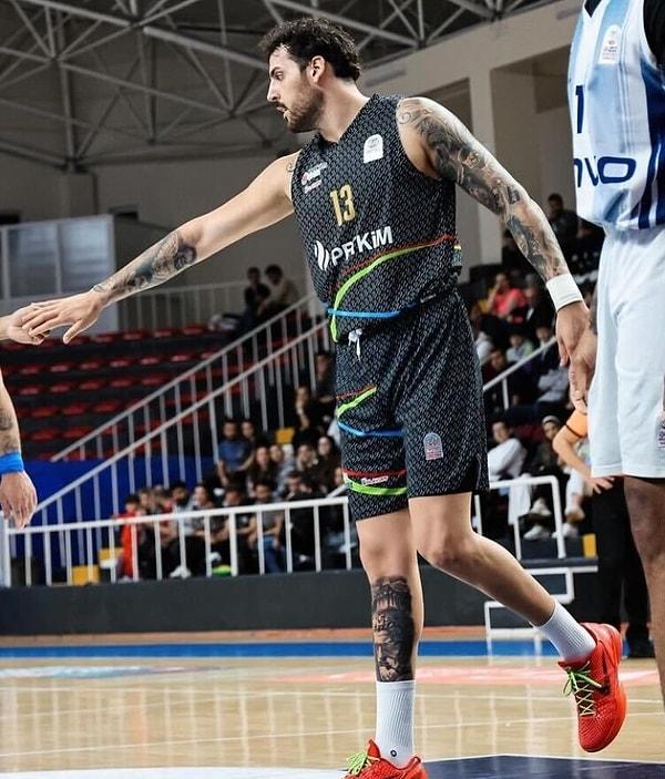 Mahir Ağva, kendisi Alman asıllı bir Türk basketbolcu. Şimdilerde ''Petkim Spor'' forması giyiyor. Pivot mevkiinde oynayan Ağva, daha öncelerde Galatasaray forması da giymişti.