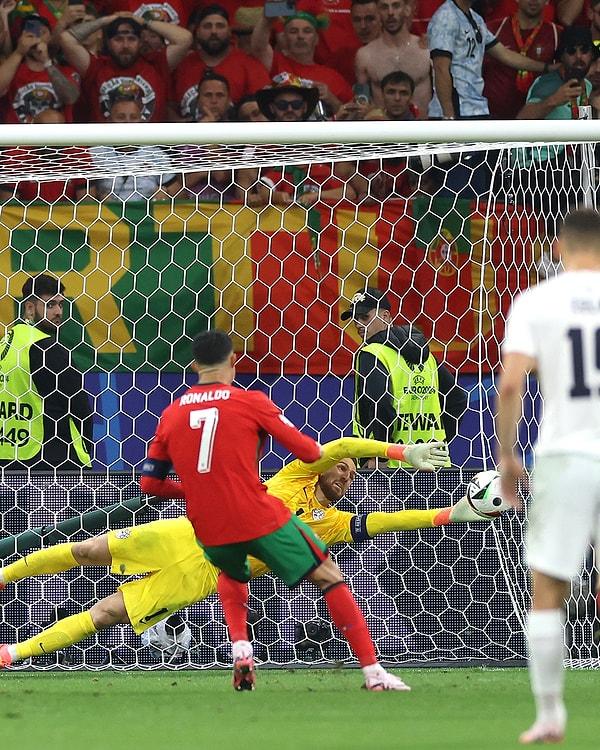 Uzatmalara giden maçın 105. dakikasında Portekiz, penaltı kazandı.