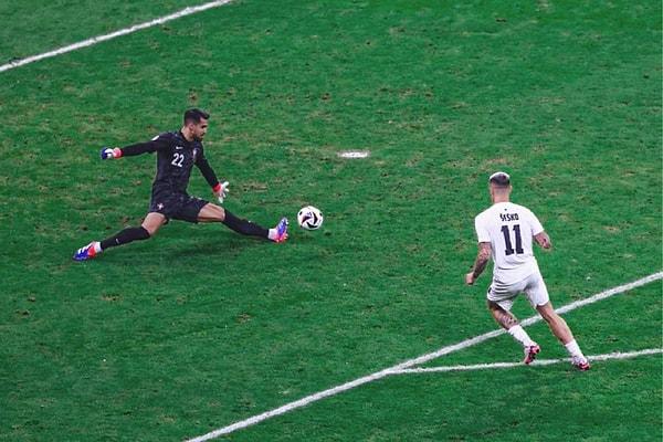 Maç içinde de önemli kurtarışlara imza atan kaleci Diogo Costa, penaltılarda Slovenyalı futbolculara geçit vermedi. 24 yaşındaki file bekçisi, ilk üç penaltıyı çıkararak turu getirdi.