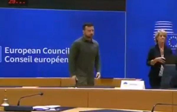 Zelenski, Avrupa Konseyi toplantısı sona erdiğinde salonda yalnız görüntülendi. Ukrayna Devlet Başkanı'nın tuhaf hareketleri ise dikkat çekti.