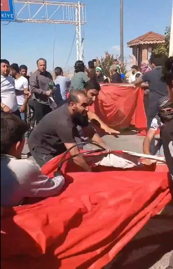 Kayseri'de Suriye uyruklu bir kişinin 5 yaşındaki yabancı uyruklu çocuğu taciz etmesi sonrası yaşanan olayların ardından sosyal medyada 'Suriye'de Türk TIR'larına ve Türkiye bayrağına saldırılar' gerçekleştirildiğine dair çok sayıda video dolaşıma girmişti.
