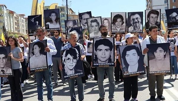 Sivas Katliamı davası, 21 Ekim 1993’te başladı. 125 sanık, Ankara 1 Nolu DGM’de ilk kez hakim karşısına çıktı. Davada ilk karar, 26 Aralık 1994’te geldi. 85 sanık, 2 ila 15 yıl arasında değişen hapis cezasına çarptırıldı, diğer sanıklar ise beraat etti. Ama bu arada tutuksuz yargılanmak için serbest bırakılan sanıklardan birçoğu ortadan kaybolmuştu. Yargıtay Ceza Genel Kurulu, 1997 yılında müdahil avukatlarının temyiz ettiği davayı bozdu. Yeniden yargılama sonucunda 33 sanık hakkında idam cezası verildi. Ancak bu karar, bir yıl sonra Yargıtay 9. Ceza Dairesi tarafından yeniden bozuldu. Sanık sayısı da 125’ten 33’e indi.