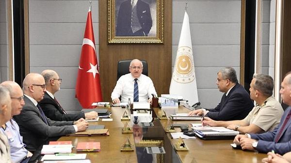 Milli Savunma Bakanı Yaşar Güler de bugün Türk Silahlı Kuvvetleri'nin komuta kademesiyle bir görüşme gerçekleştirdi.