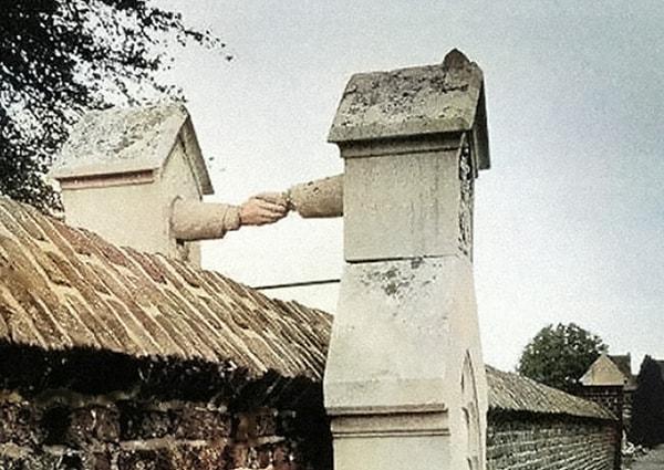 Hollanda'da katolik bir kadın ile protestan kocasının duvarla ayrılmış mezar taşları, tarih 1888