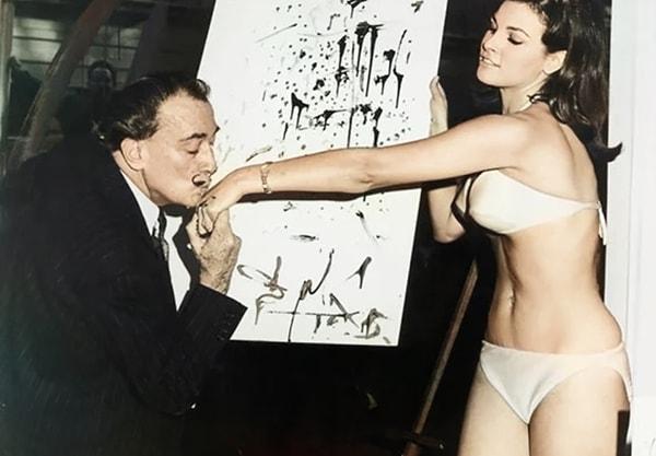 İspanyol ressam Salvador Dali, model Raquel Welch'in elini öperken, tarih 1965