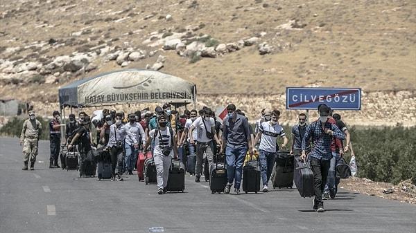 AK Parti'nin "açık kapı" politikası ile birlikte Suriye'deki iç savaş nedeniyle evlerini terk eden milyonlarca Suriyeli Türkiye'ye sığındı.