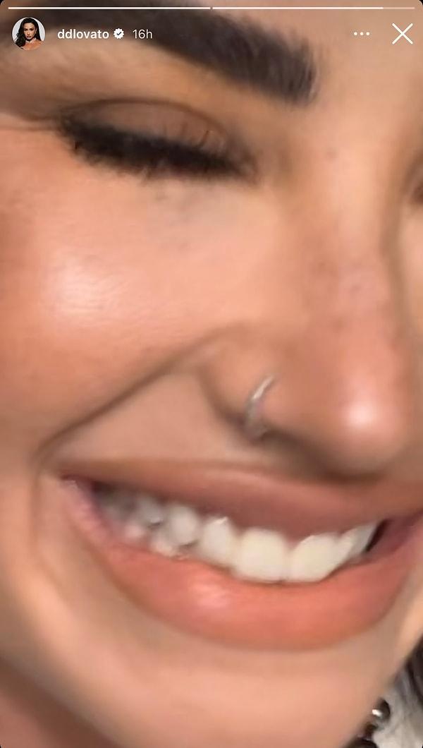 Demi Lovato kameraya zoom yaptı.