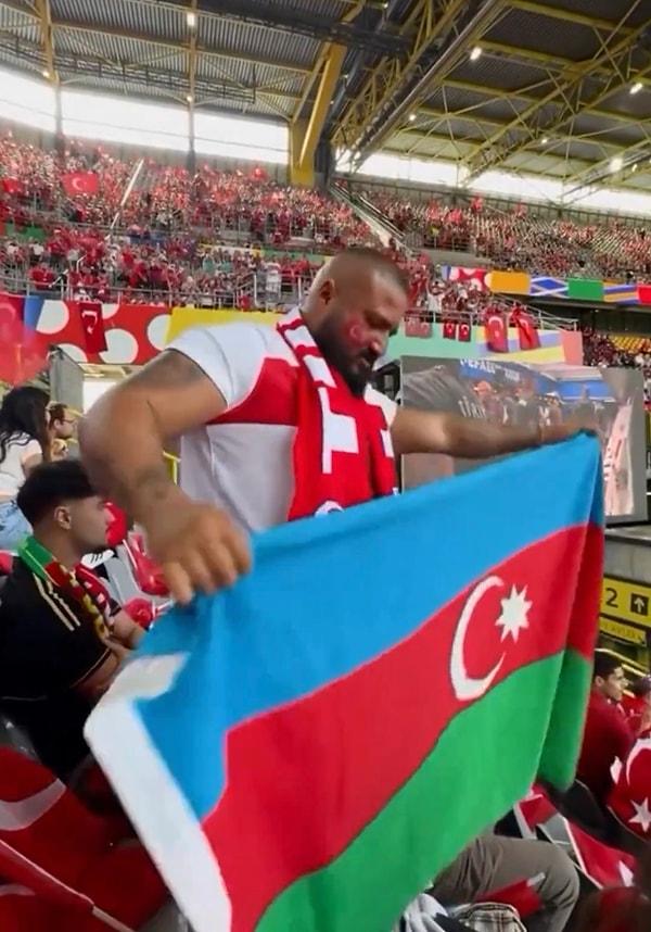 Bir Azerbaycan vatandaşının bayrağıyla birlikte tribünde çektiği video kısa sürede beğeni yağmuruna tutuldu.