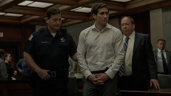 Jake Gyllenhaal'ın Rusty Sabich rolünde oynadığı dizi, bir savcının meslektaşlarından birinin öldürülmesi olayında baş şüpheli haline gelmesini konu alıyor. Dizi, hukuk sistemi, adalet arayışı ve kişisel ihanetler gibi konuları ekranlara taşıyor.