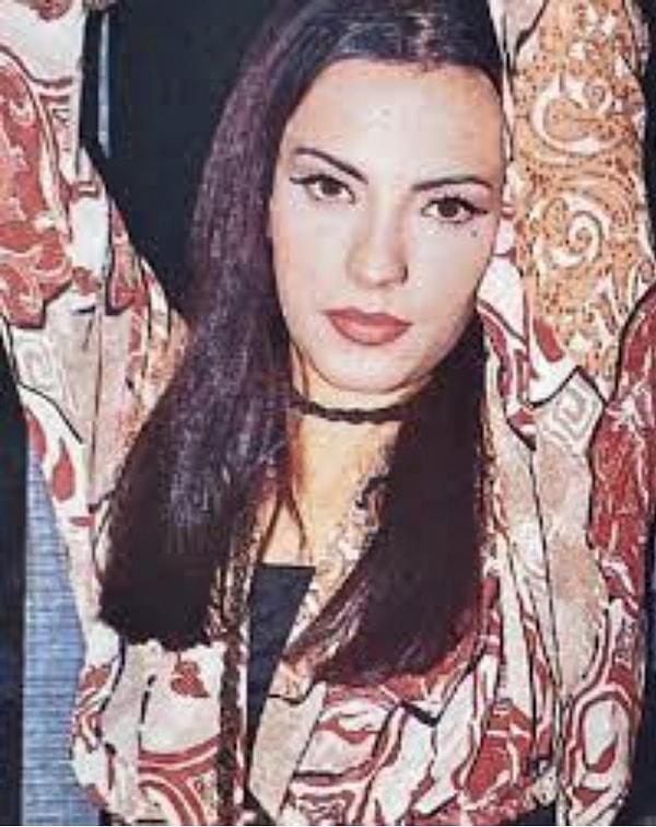 Yeşim Salkım'ı 90'ların başında pop müzik dinleyenler daha yakından tanıyacaktır. "Ben Yoldan Gönüllü Çıktım" şarkısıyla muhteşem bir çıkış yakalamıştı ünlü şarkıcı.