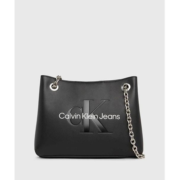 Calvin Klein'ın siyah kadın omuz çantası, zarif siyah tasarımı ve ön yüzünde yer alan marka logosuyla dikkat çekiyor.