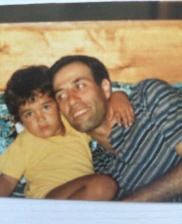 Bugün babasının vefatını hüzünle anan Ali Sunal, sosyal medya hesabından çocukluk yıllarına ait bir fotoğrafı paylaştı. Paylaşımın altına yazdığı notu okuyanlar, bu sefer gülümseyemedi.