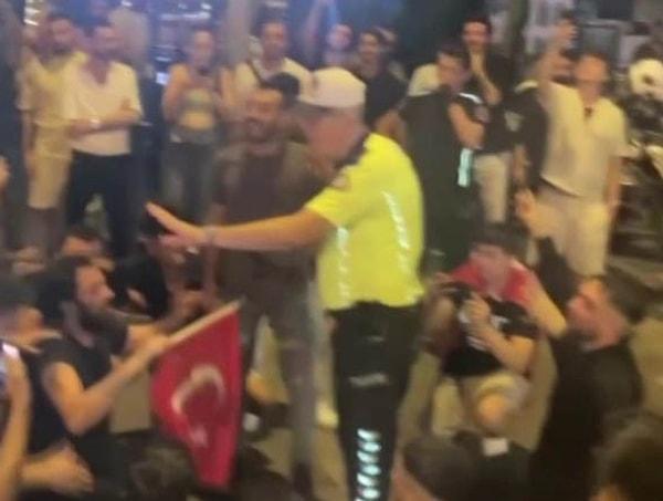 Antalyalıların aralarına aldığı trafik polisi, topluluğa üçlü çektirerek sevince ortak oldu.