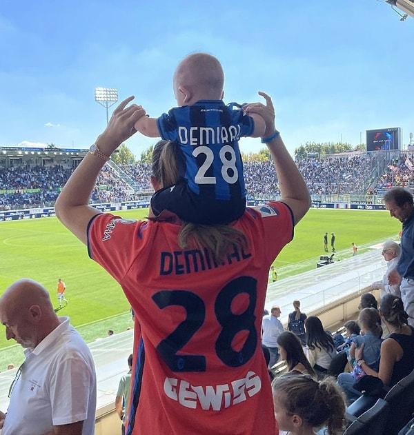 Eşi Merih Demiral'i desteklemek için çocuklarıyla beraber tribündeki yerini alan model, 15 günlük bebekleriyle birlikte Almanya'ya gidip Türkiye'nin Gürcistan'ı 3-1 yendiği maçı da izlemişti.