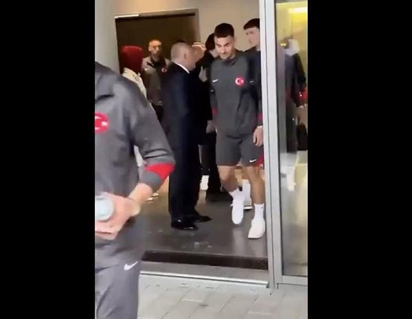 TFF Başkanı Mehmet Büyükekşi de, futbolcuları kapının önünde bekleyerek hepsinin elini sıktı.