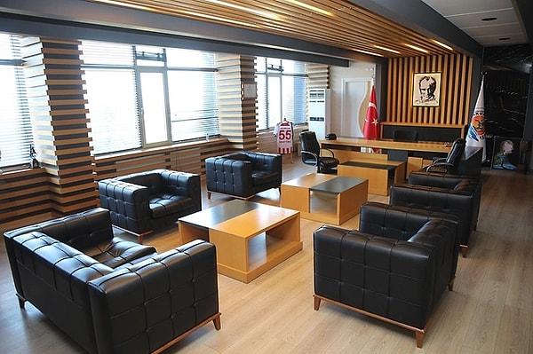 Samsun’un Atakum ilçesinde belediye başkanının makam odası borçlar nedeniyle haczedildi. Başkan Serhat Türkel’in makamında bulunan 42 bin 500 liralık mal borçları karşı el koyuldu.