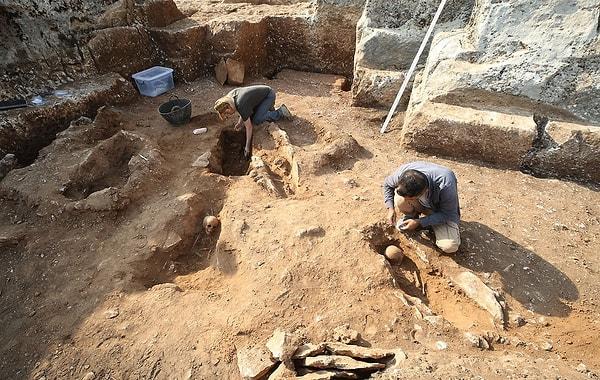 Diyarbakır'ın Kulp ilçesinde eski bir taş ocağı olduğu değerlendirilen ve geçen yıl 54 çocuğun gömülü bulunduğu arkeolojik kazıda, bu yıl 6 çocuğun daha mezarı bulundu.
