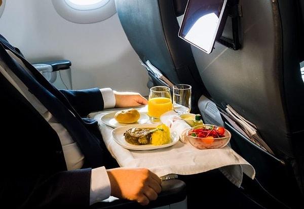 Uçak içi servisin bir parçası olarak yolculara sunulan bozulmuş yiyecekler, Delta Havayollarına ait bir uçağın acil iniş yapmasına neden oldu.