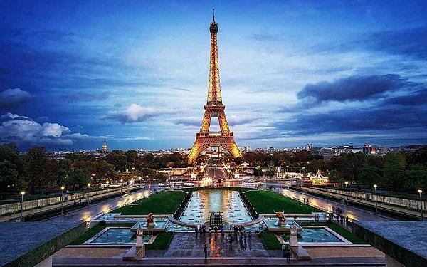 2. Fransa'nın sembolü haline gelen, yılda 6 milyon turist tarafından ziyaret edilen Eiffel Kulesi!
