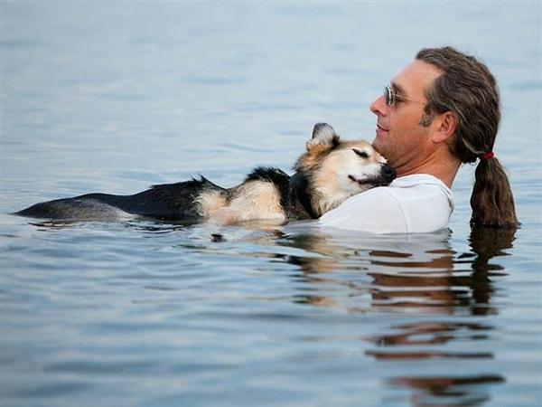 3. John Unger, her gece köpeğini suda yüzdürüyordu. Artrit teşhisi konan köpeğinin yalnızca birkaç hafta ömrü kalmıştı. Köpeğinin son günlerinde ise onun acısını azaltmak için elinden geleni yapıyordu.