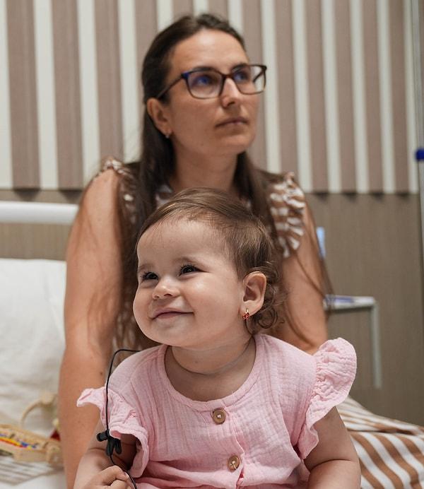 Tedavi sonrası işitme cihazı takılan minik bebeğin anne-babasının seslerini ilk kez duyduğu anlar izleyenleri duygulandırdı.