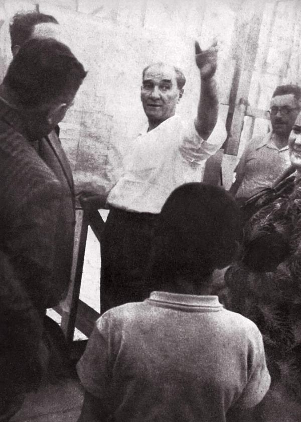 Florya Köşkü inşaat alanında kaydedilen bu karede ise Atatürk'ün eliyle selam verdiği, yani 'bozkurt' işareti yapmadığı açıkça görülüyor.