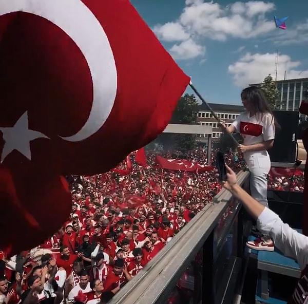 Bir önceki editiyle büyük yankı uyandıran içerik üreticisi, “Türkiye-Avusturya maç günü özeti” notuyla yayınladığı yeni videosuyla da aynı etkiyi tekrar yaşattı.