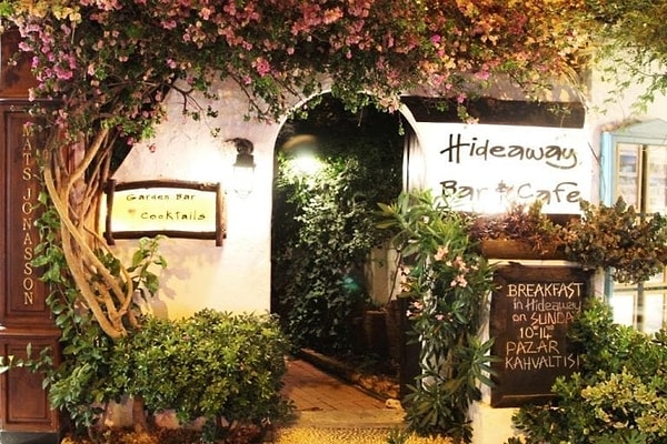 2. Hideaway Bar&Cafe