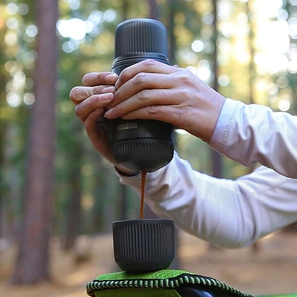 Sert preslenmiş ince öğütülmüş kahve için çok uygun olan Nanopresso!